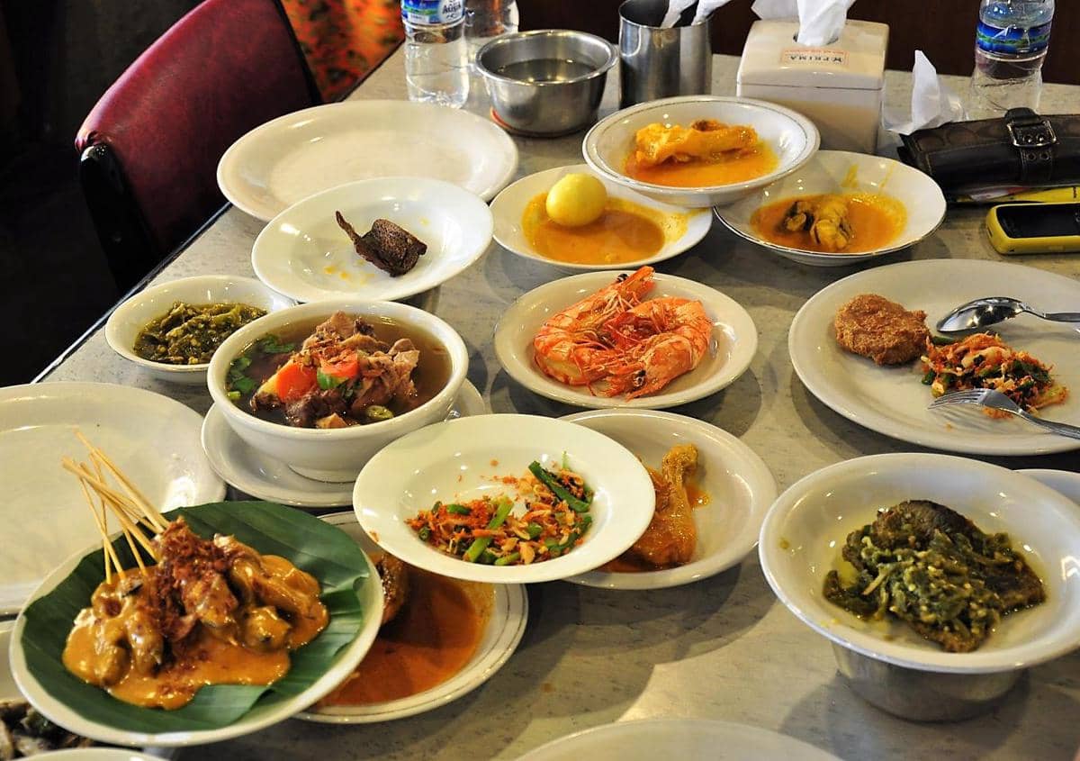 ilustrasi makanan di rumah makan padang