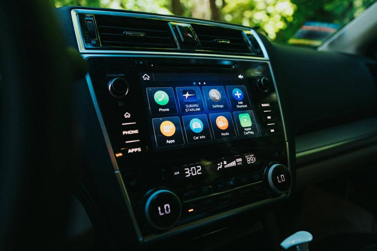 ilustrasi head unit android mobil
