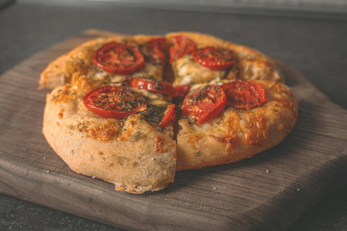 Ilustrasi sourdough pizza dengan tekstur chewy dan topping melimpah.