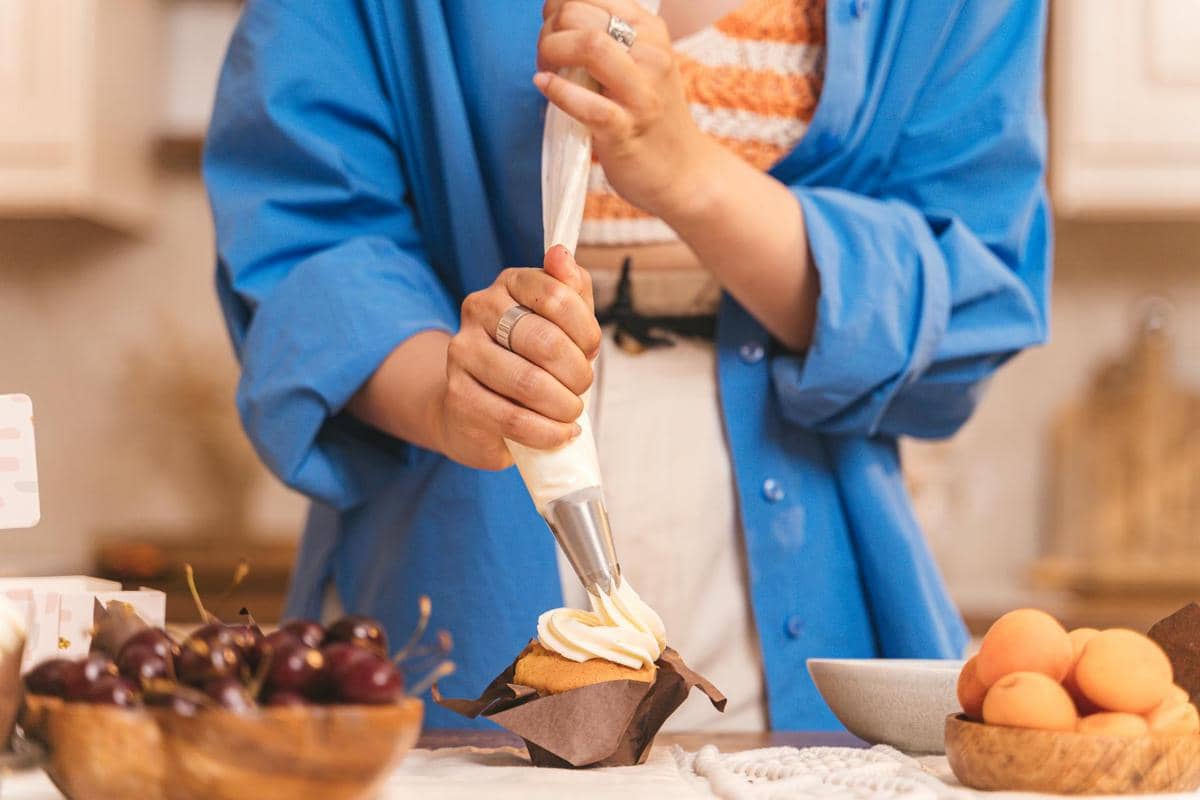 ilustrasi menambahkan frosting ke atas kue 