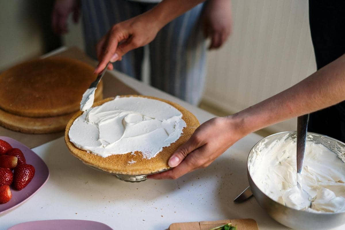 Resep Cream Cheese Frosting untuk Olesan Carrot Cake