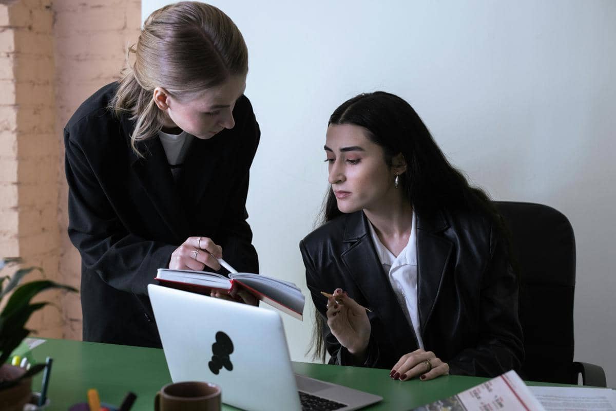 Karyawan membaca aturan perusahaan