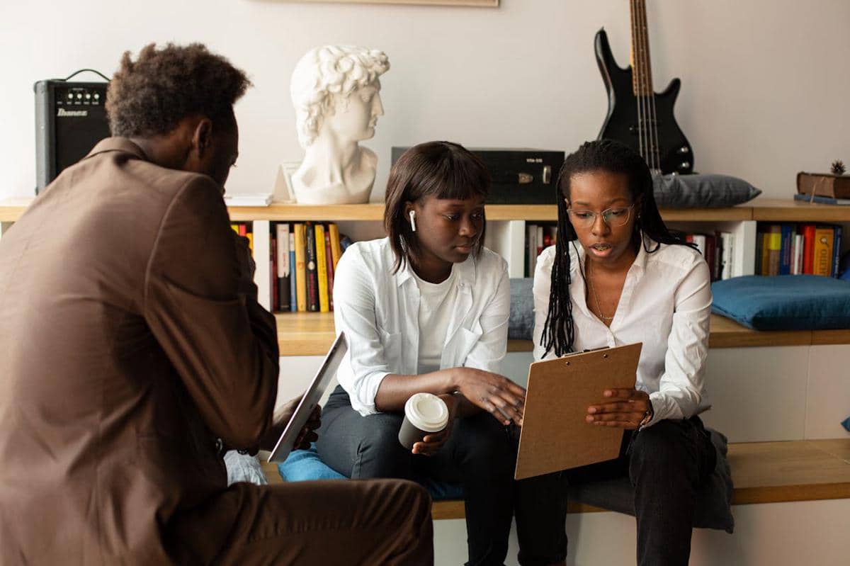 ilustrasi sedang berdiskusi mengenai pekerjaan