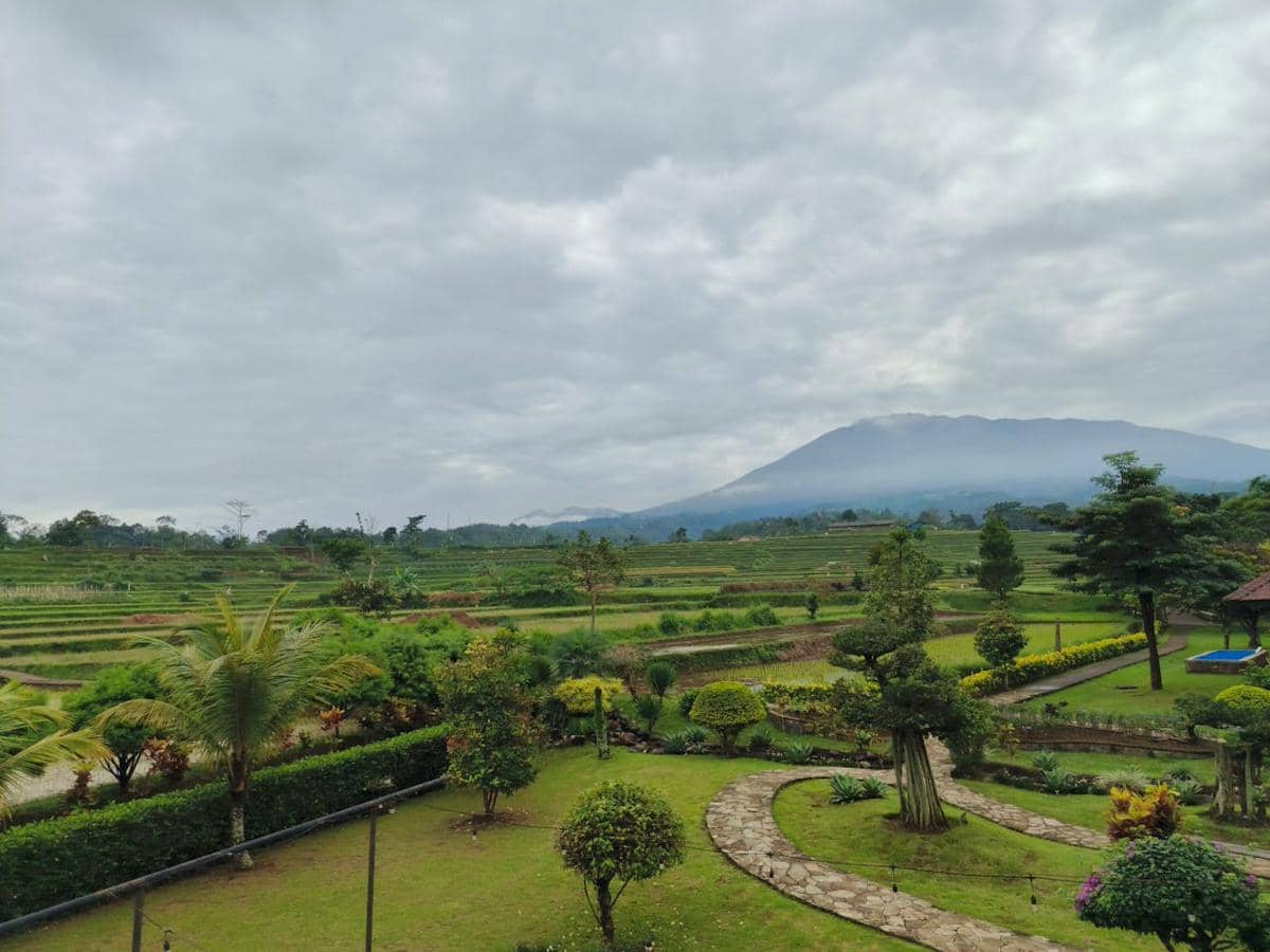 Ilustrasi area taman dengan pemandangan gunung