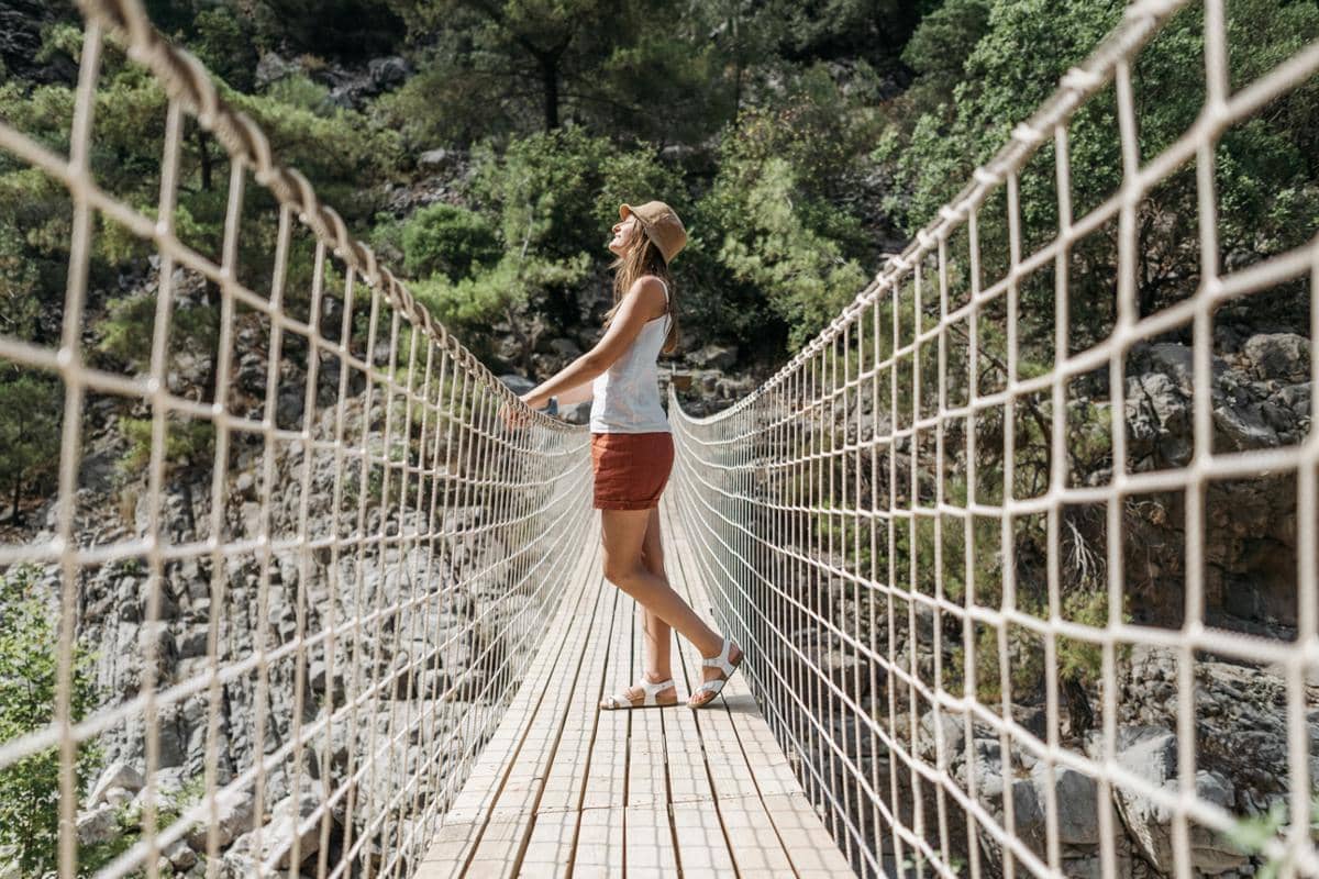 ilustrasi pakaian nyaman buat ke air terjun (pexels.com/Pavel Danilyuk)