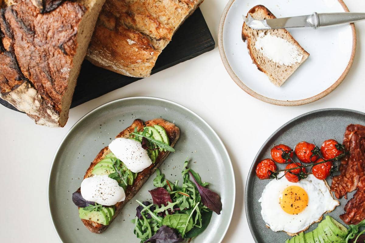 Ilustrasi sourdough brunch plate dengan tekstur lembut dan ringan.