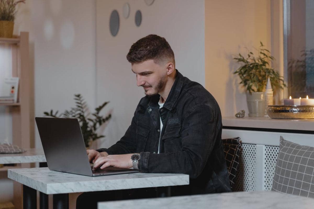 ilustrasi pria menggunakan laptop