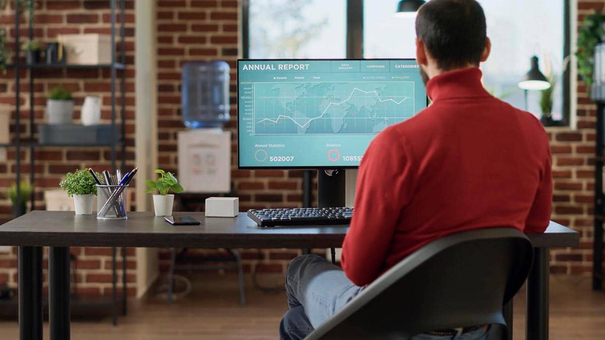 ilustrasi pria fokus bekerja