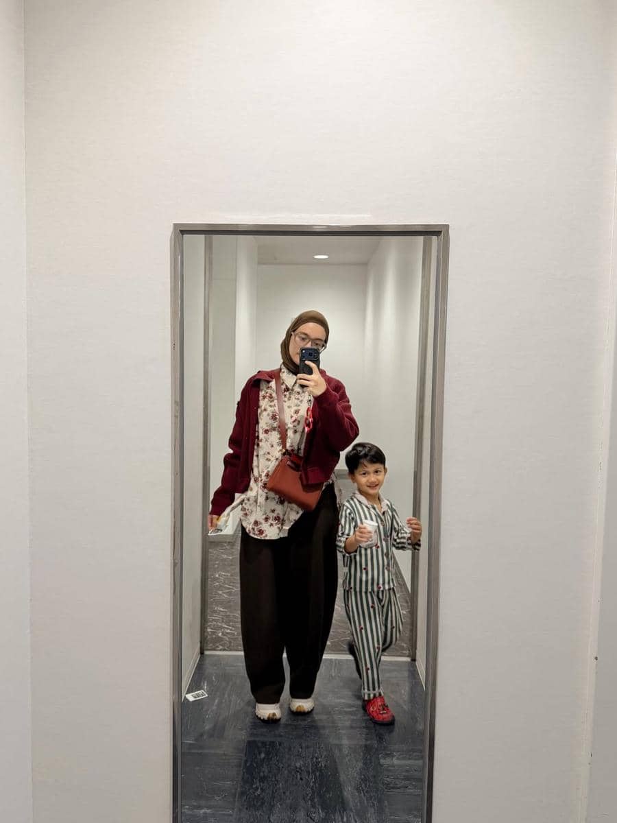 Outfit Mega Iskanti saat liburan