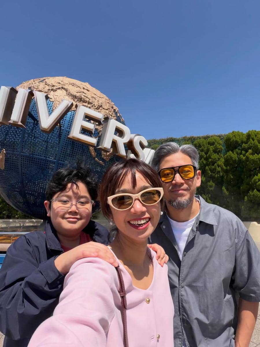 Keluarga Intan Ayu Asyik bermain di Universal Studio Jepang