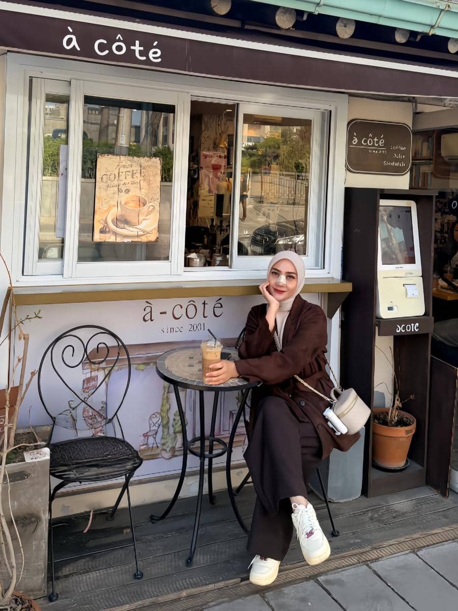 Yulita MCI5 saat jalan-jalan di Bukchon Hanok Village