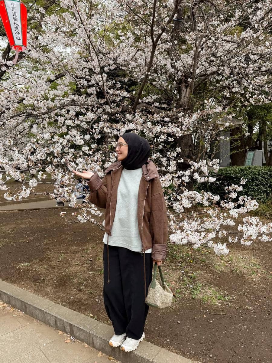Gaya Mega Iskanti saat liburan musim semi di Jepang