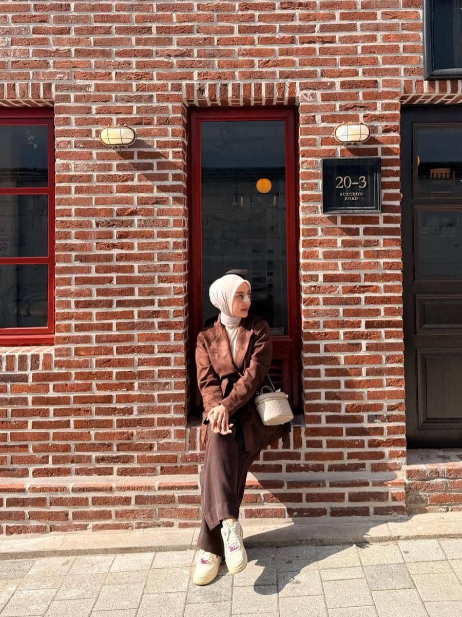 Yulita MCI5 saat jalan-jalan di Bukchon Hanok Village