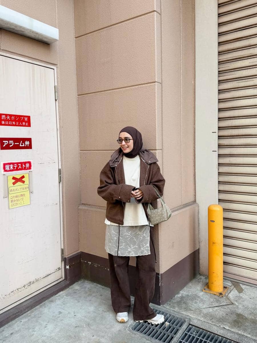 Outfit Mega Iskanti saat liburan musim semi di Jepang