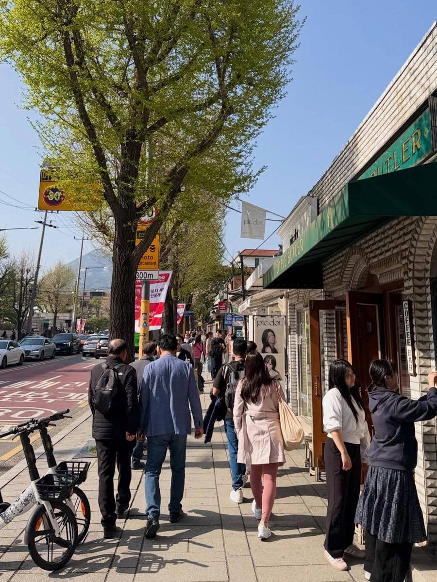 Yulita MCI5 saat jalan-jalan di Bukchon Hanok Village