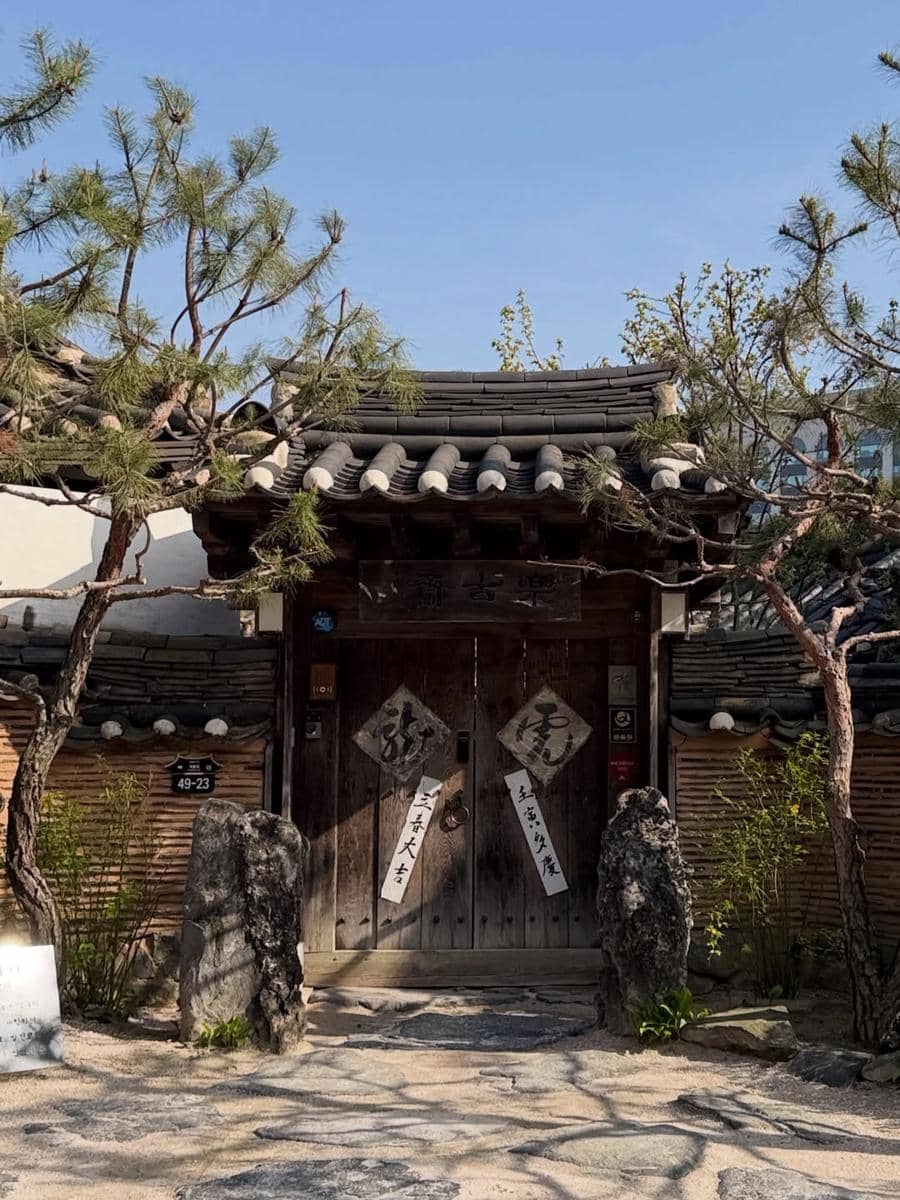 Yulita MCI5 saat jalan-jalan di Bukchon Hanok Village