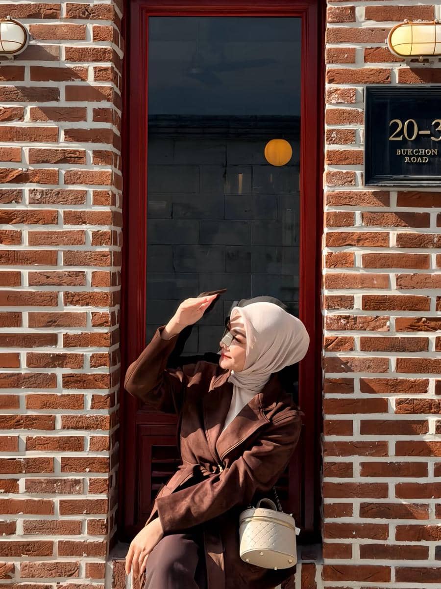 Yulita MCI5 saat jalan-jalan di Bukchon Hanok Village