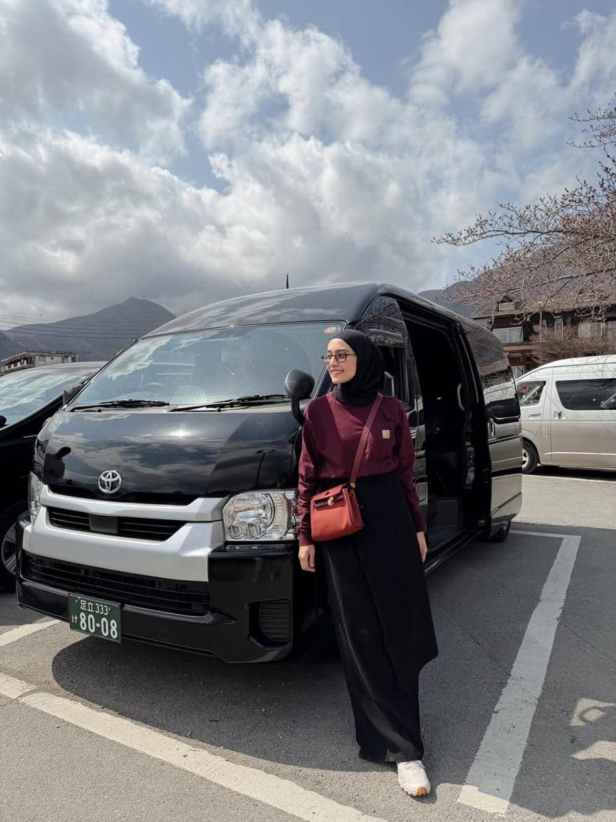 Style Mega Iskanti saat liburan musim semi di Jepang