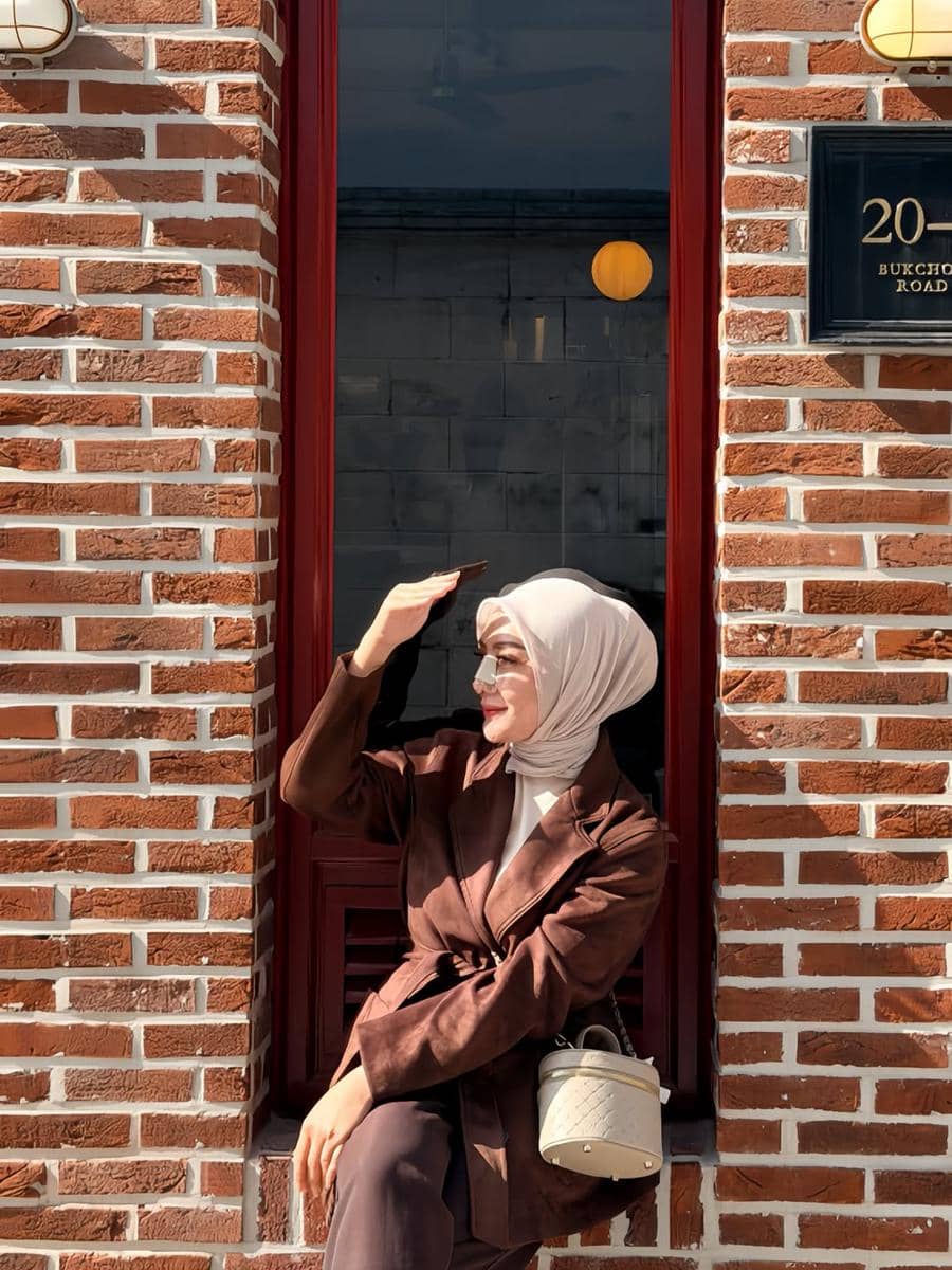 Yulita MCI5 saat jalan-jalan di Bukchon Hanok Village