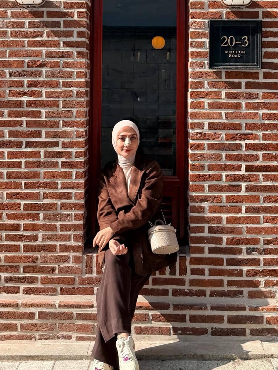 Yulita MCI5 saat jalan-jalan di Bukchon Hanok Village