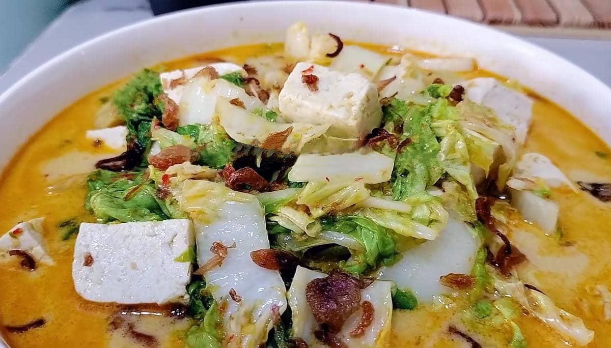 ilustrasi sawi putih kuah santan