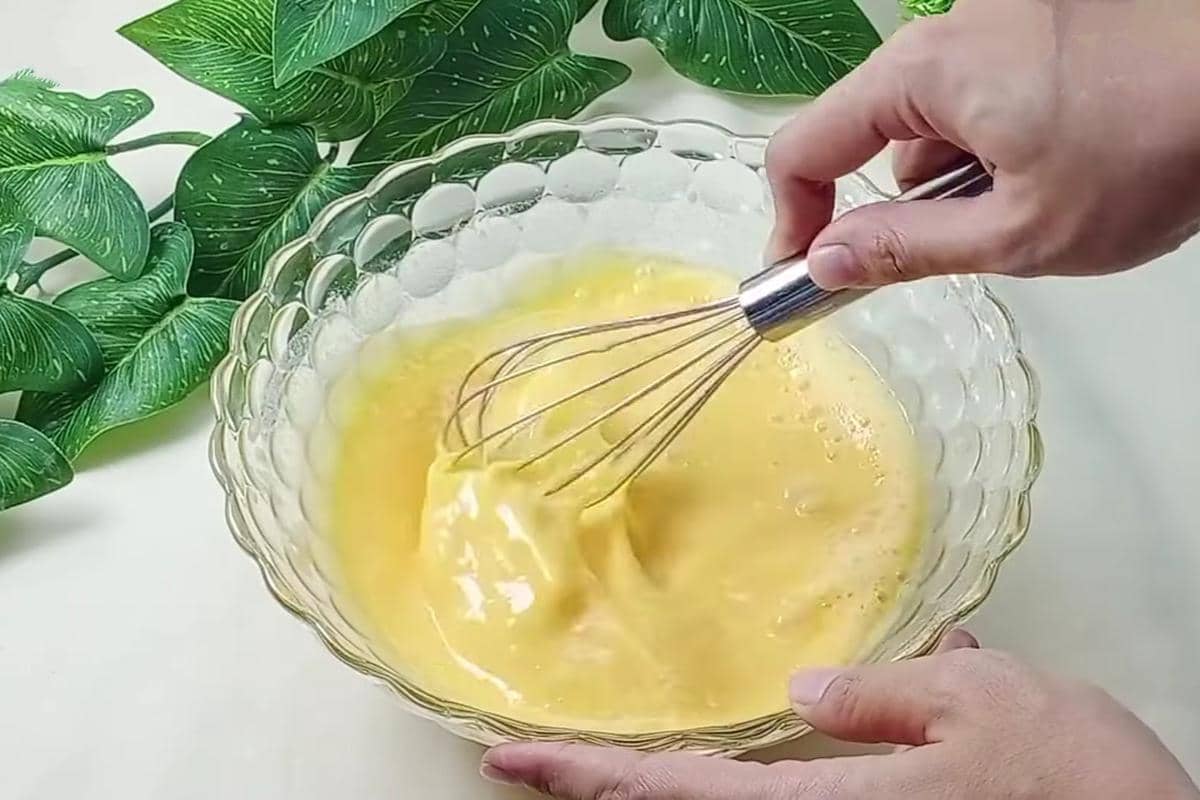 ilustrasi membuat adonan sosis solo kukus