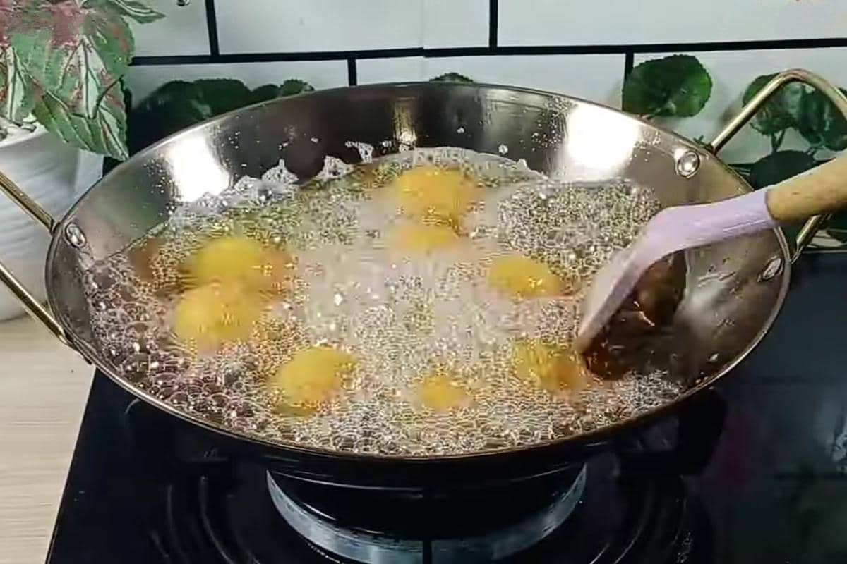 ilustrasi menggoreng bitterballen ayam