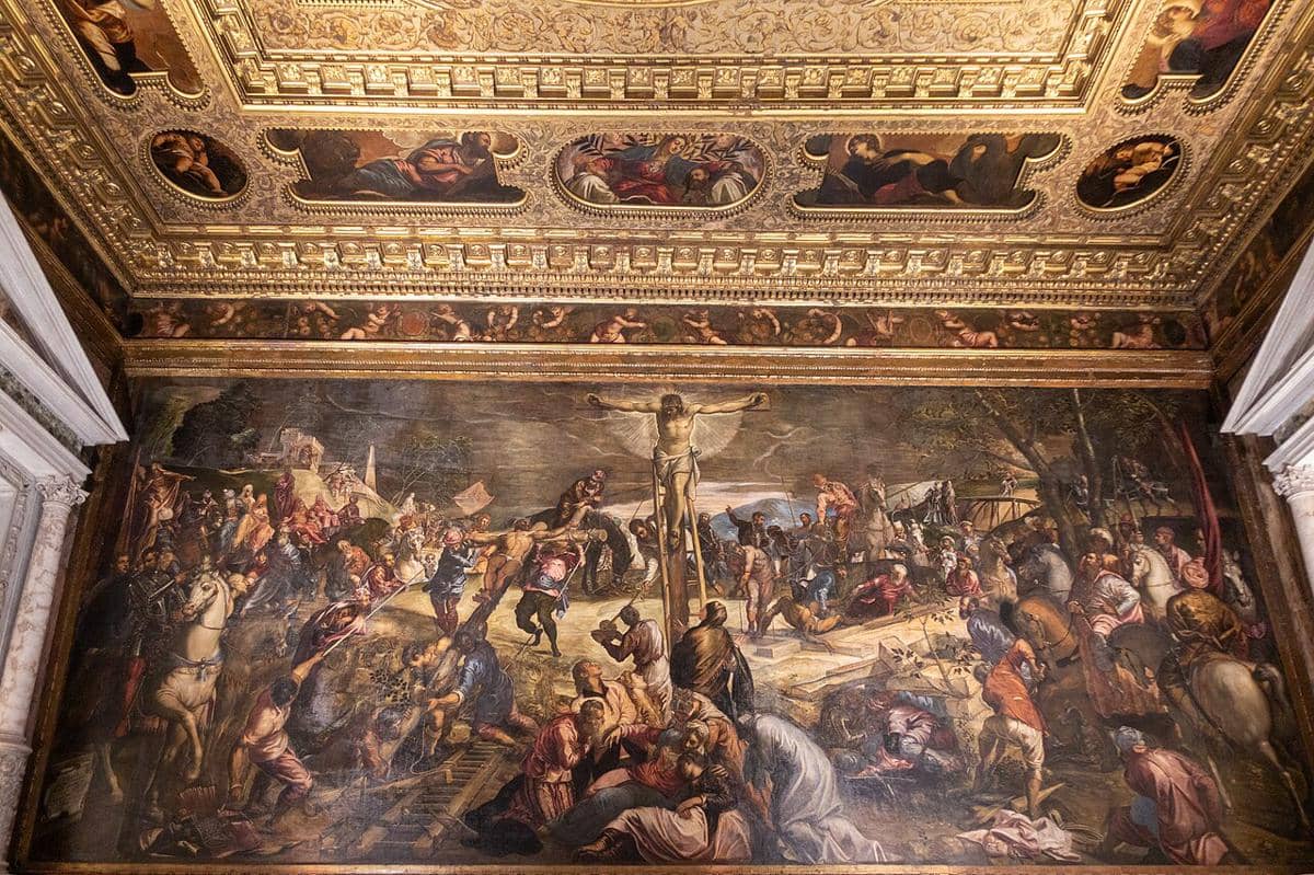 Interior Sala dell'Albergo di dalam Scuola Grande di San Rocco di Venesia, khususnya mahakarya besar Tintoretto, “Crucifixion” atau "Penyaliban" (1565). 