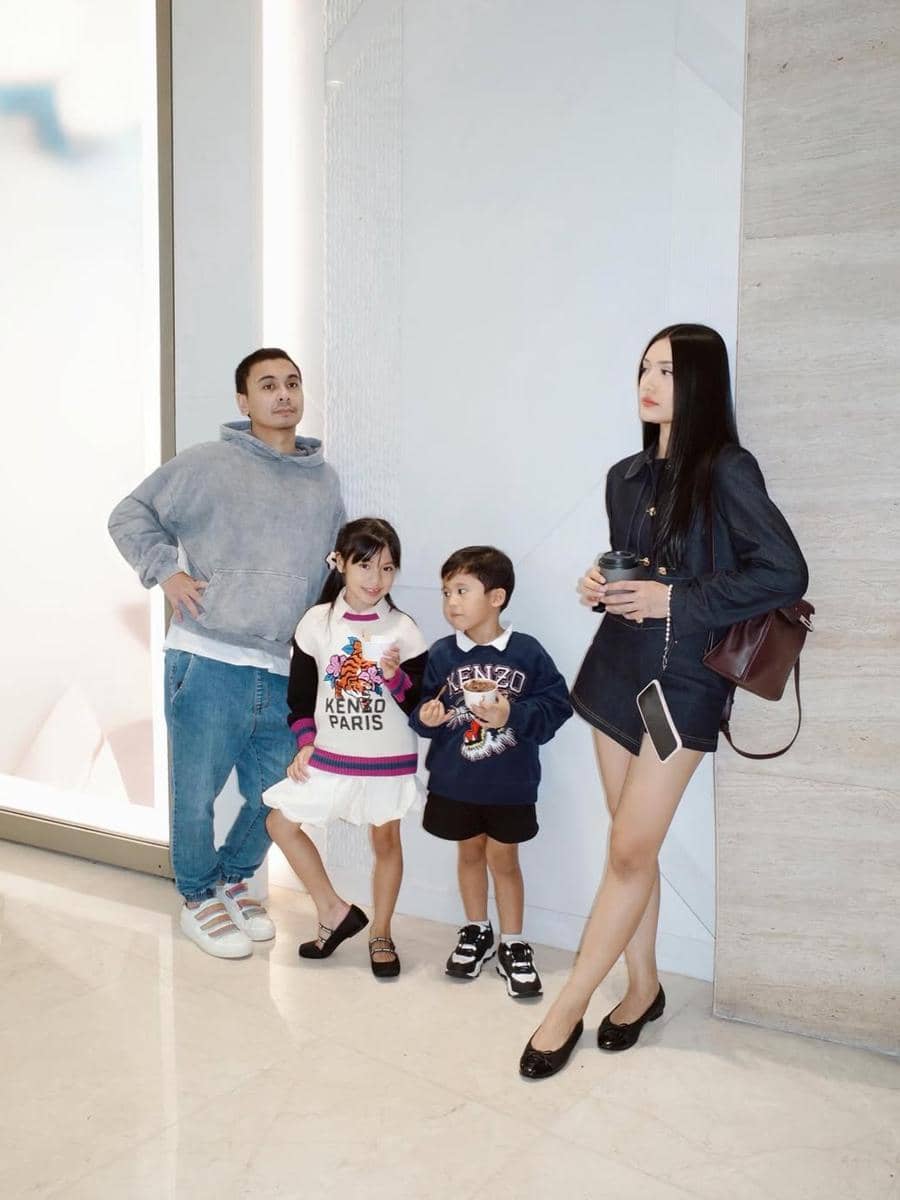 Ide OOTD keluarga ala Anissa Aziza dan Raditya Dika
