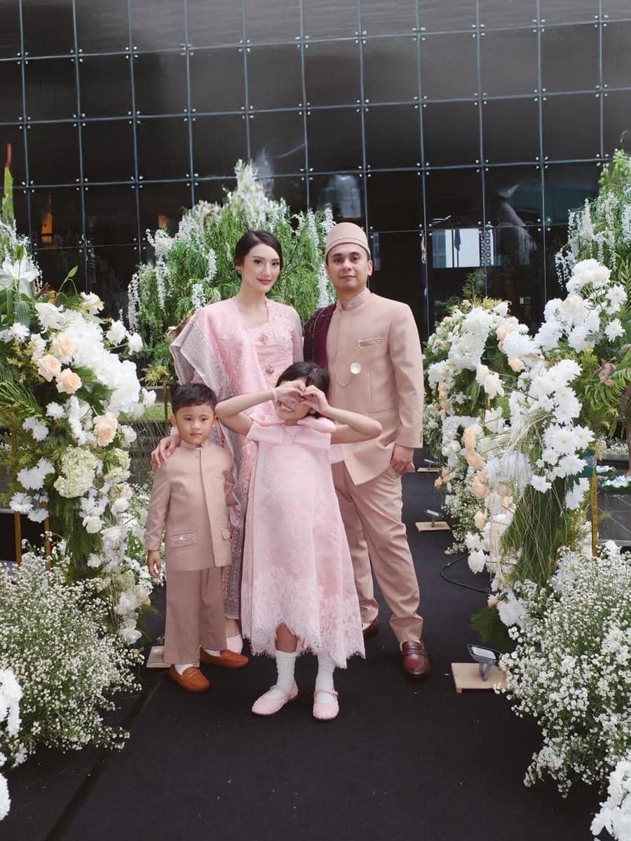 Ide OOTD keluarga ala Anissa Aziza dan Raditya Dika
