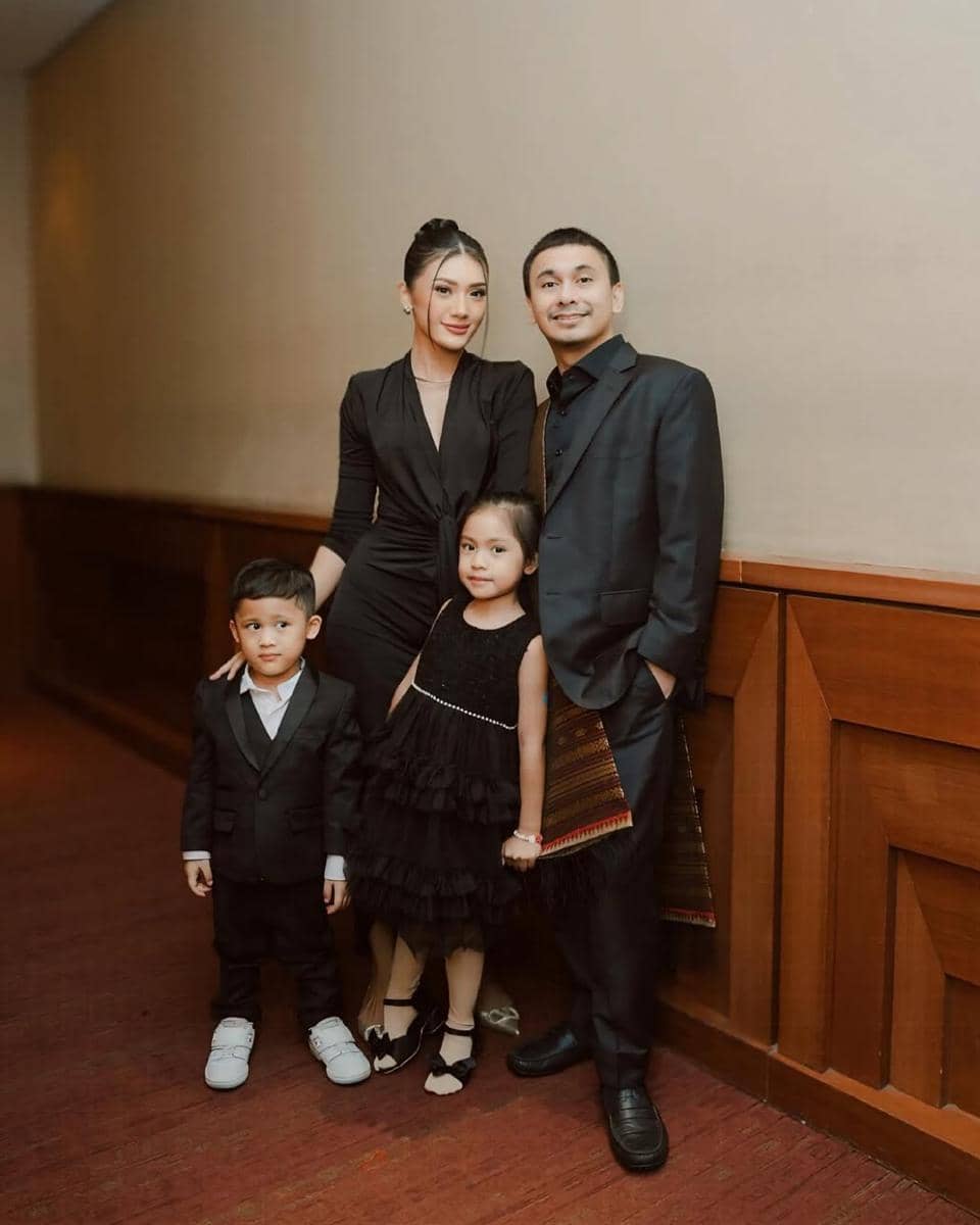 Ide OOTD keluarga ala Anissa Aziza dan Raditya Dika