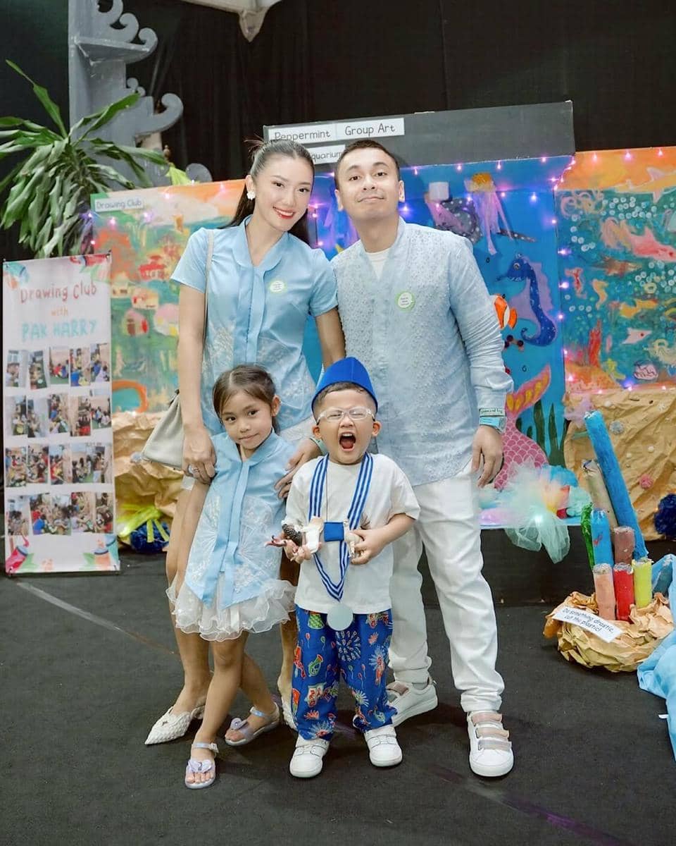 Ide OOTD keluarga ala Anissa Aziza dan Raditya Dika