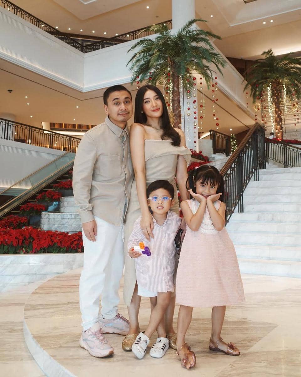 Ide OOTD keluarga ala Anissa Aziza dan Raditya Dika