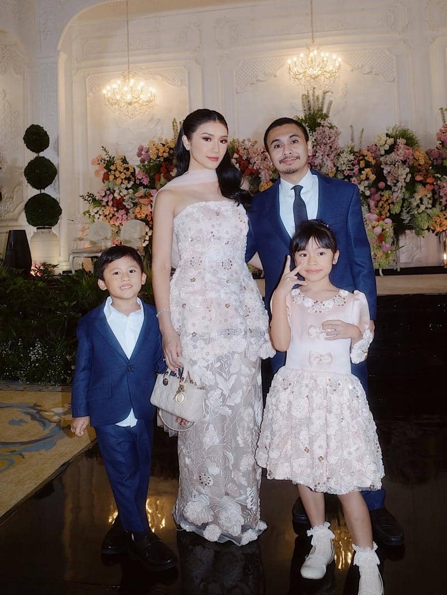 Ide OOTD keluarga ala Anissa Aziza dan Raditya Dika