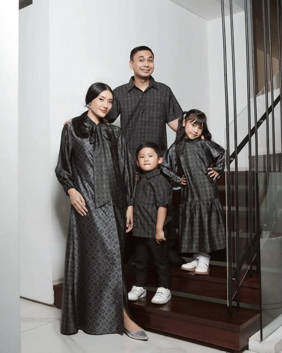 Ide OOTD keluarga ala Anissa Aziza dan Raditya Dika