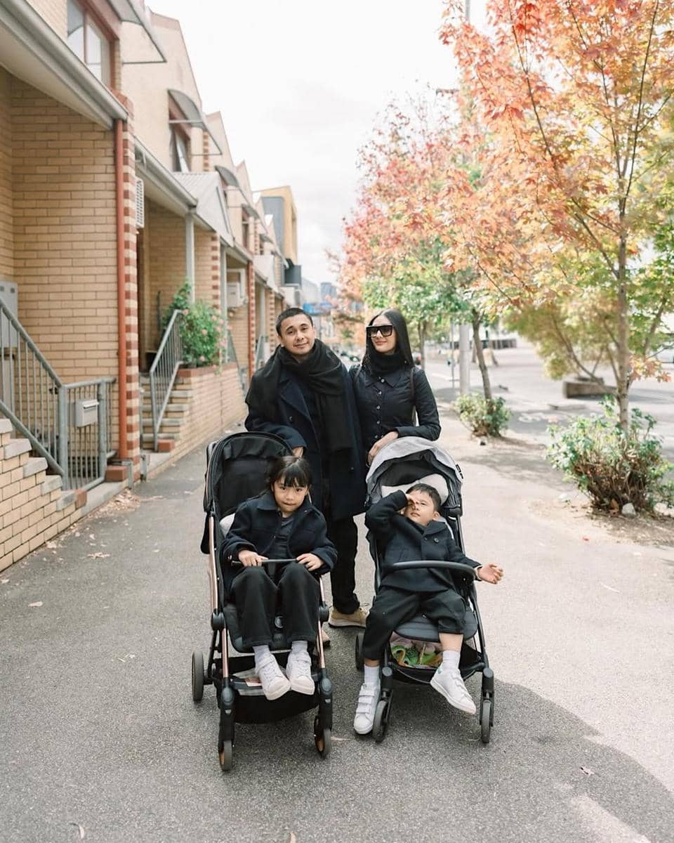 Ide OOTD keluarga ala Anissa Aziza dan Raditya Dika