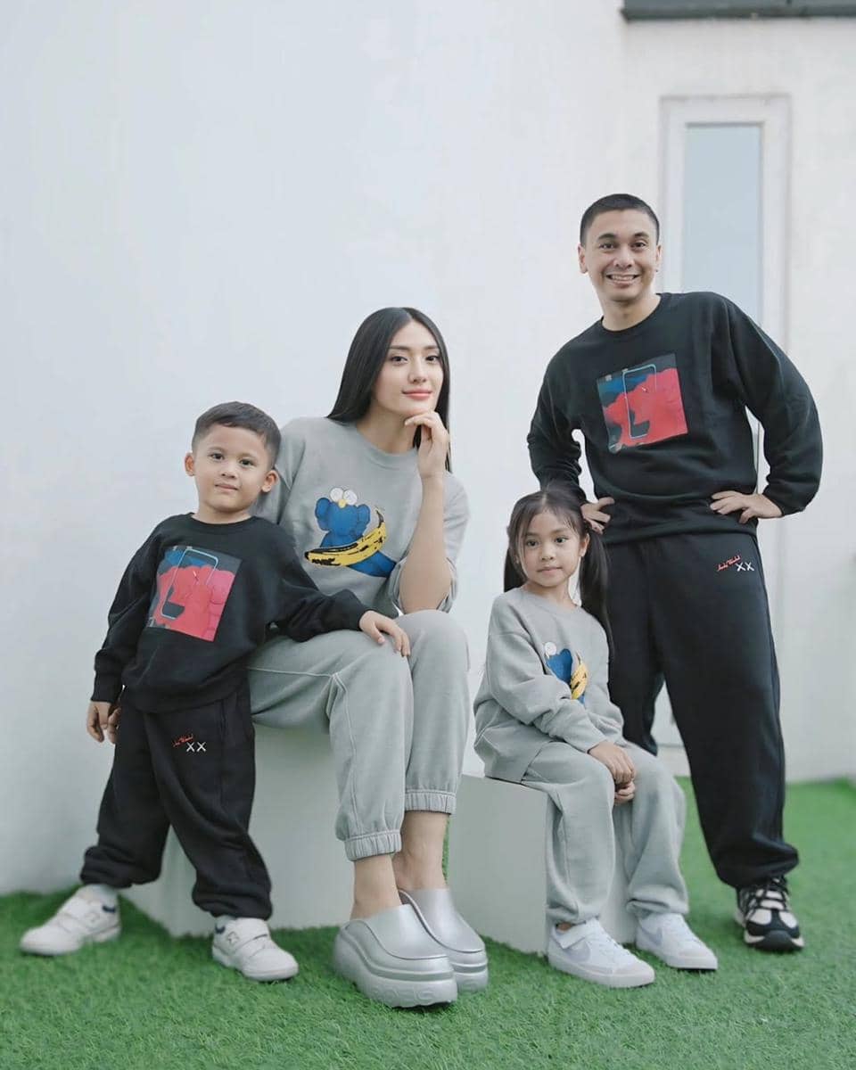 Ide OOTD keluarga ala Anissa Aziza dan Raditya Dika 
