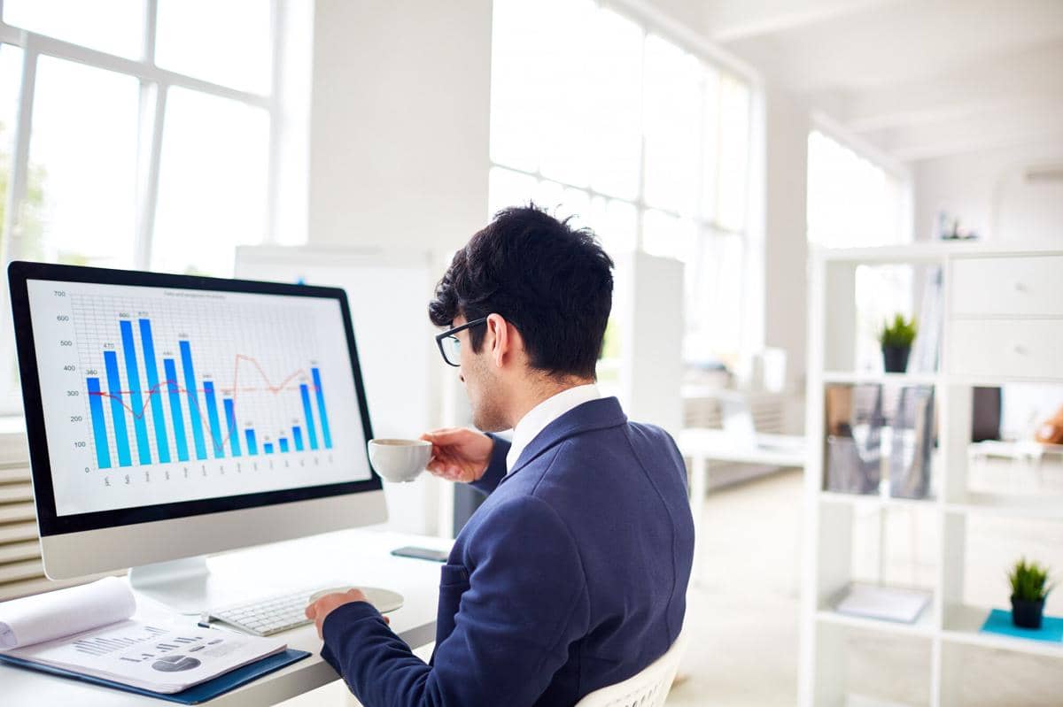 ilustrasi pria bekerja