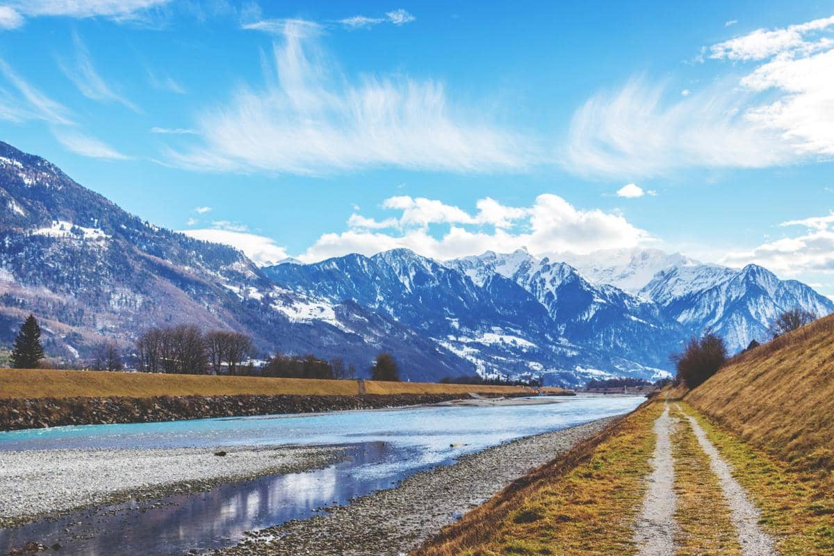 kawasan hulu Sungai Rhein di Pegunungan Alpen dengan iklim dingin.