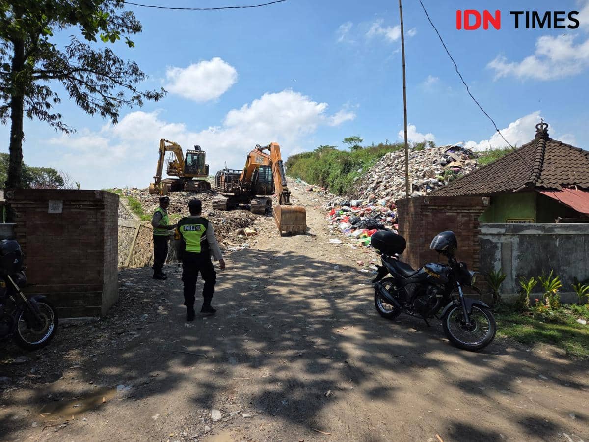 Dua alat berat di TPA Mandung berhenti beroperasi karena kehabisan BBM 