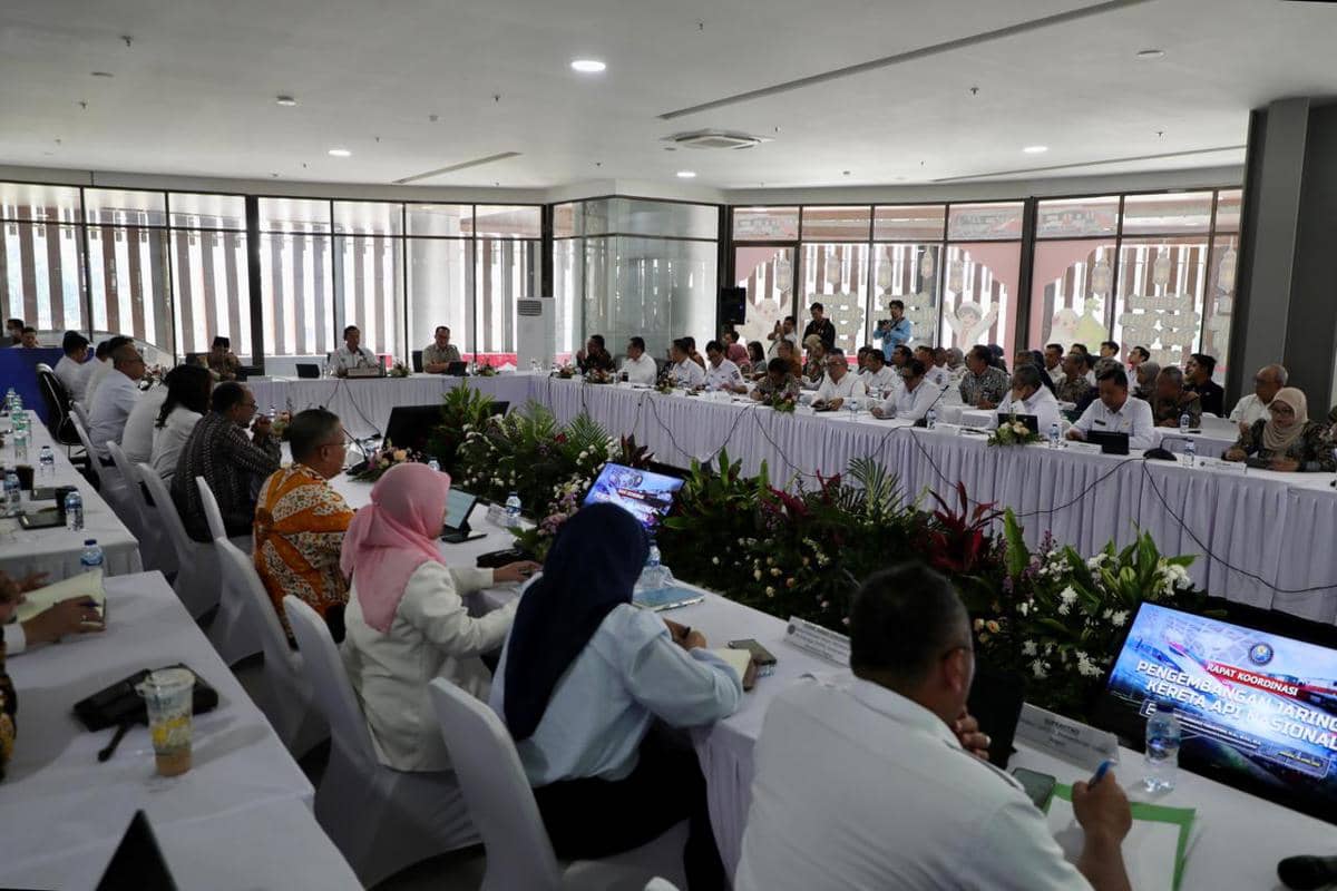 Menteri Koordinator Bidang Infrastruktur dan Pembangunan Kewilayahan, Agus Harimurti Yudhoyono (AHY) saat memimpin rakor pengembangan jaringan kereta api di Stasiun Tanah Abang, Jakarta, Rabu (22/4/2026). 