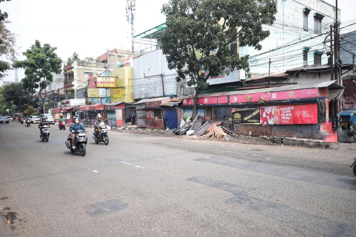 16 Lapak PKL di Jalur BRT  yang Tak Terpakai di Cicadas Diangkut Satpol PP. 