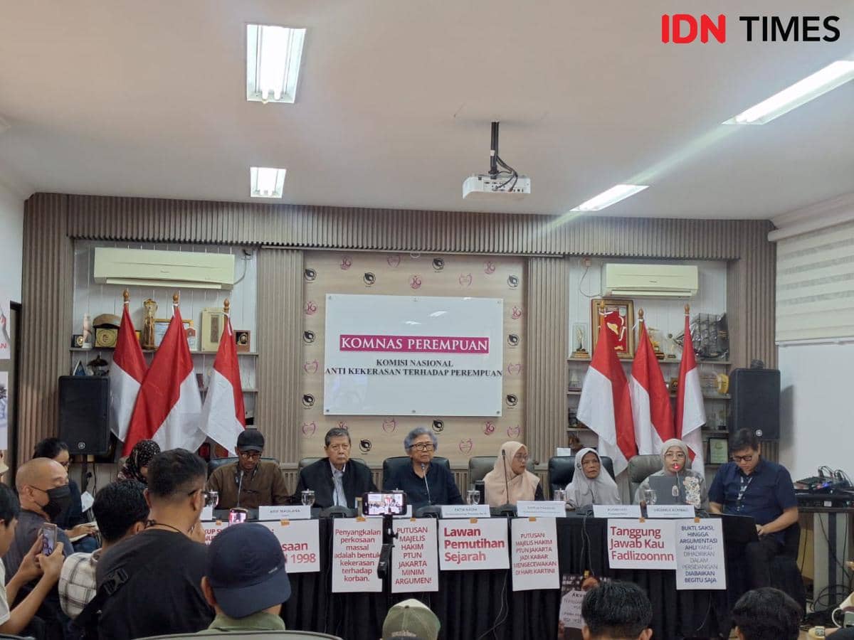 Konferensi Pers Merespons Putusan PTUN atas Gugatan terhadap Penyangkalan Perkosaan Mei 1998 di kantor Komnas Perempuan, Jakarta, Rabu (22/4/2026). 