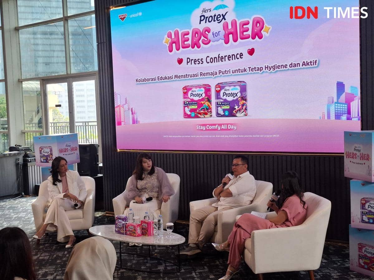 Empat pembicara duduk berdiskusi dalam konferensi pers Hers Protex CSR Program di Jakarta Selatan dengan latar layar promosi produk.