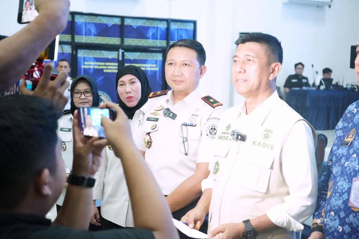 Petugas Imigrasi Sumsel memberikan keterangan pers terkait pemeriksaan dugaan pelanggaran izin tinggal warga negara Tiongkok di Prabumulih.