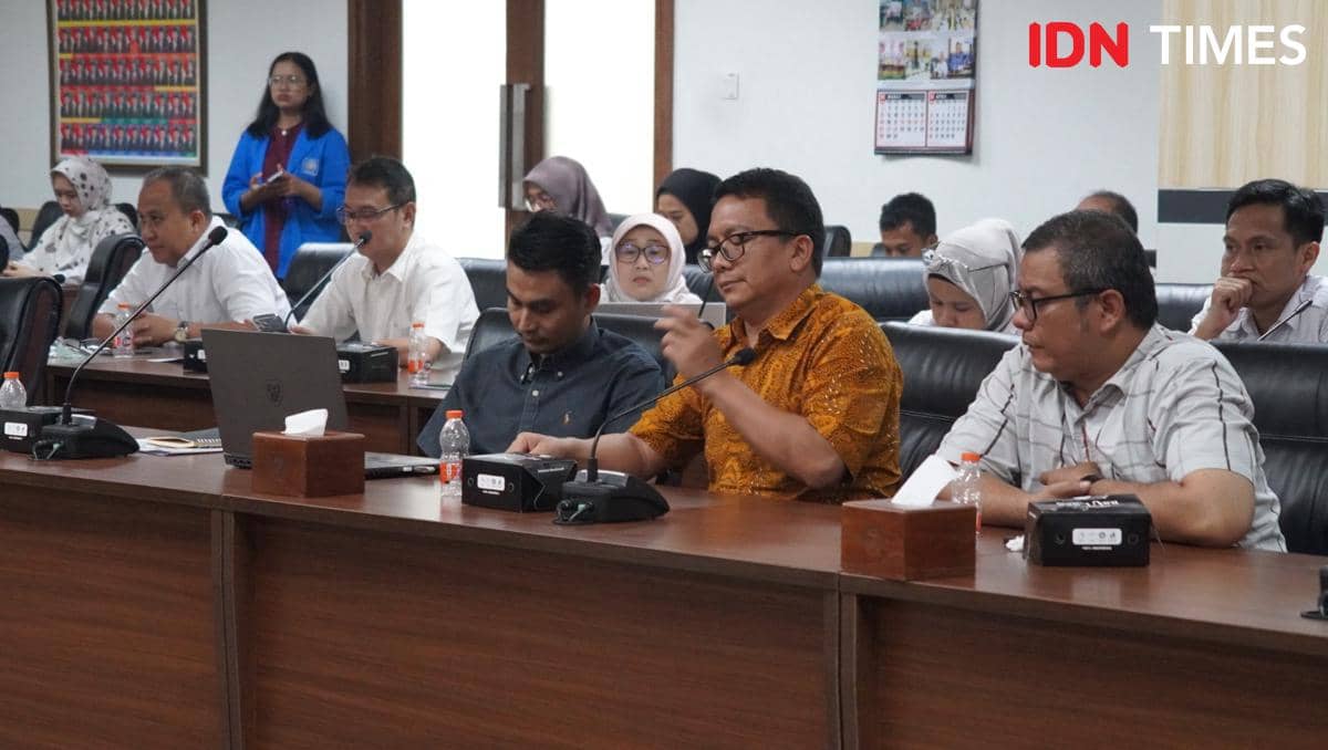 Perwakilan pengembang Bintaro Jaya menghadiri rapat dengar pendapat Pansus RTRW DPRD Tangsel di ruang rapat bersama sejumlah peserta.