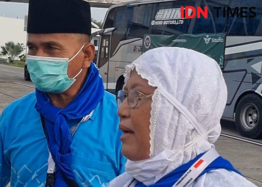 Pasutri asal Belitang BK 8 OKU Timur Suwartini dan Yahya berangkat haji usai menunggu belasan tahun (IDN Times/Rangga Erfizal)