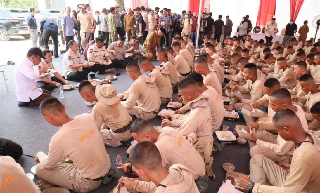 Makan Siang Sederhana Mendagri Bareng Praja IPDN di Aceh Tamiang