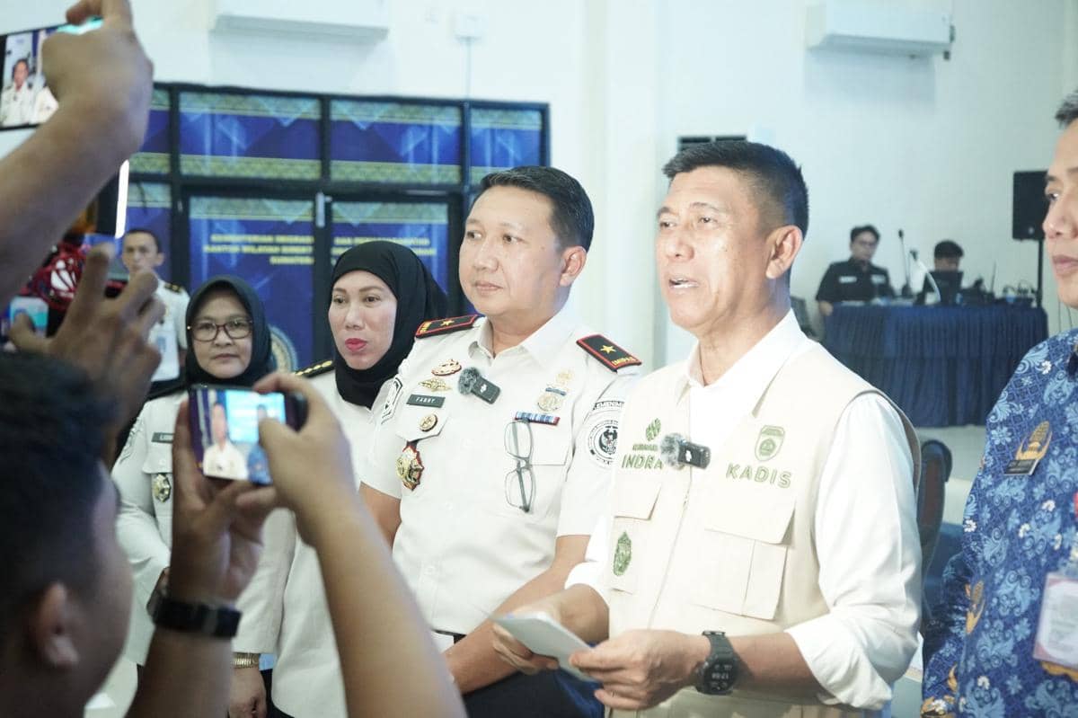 Petugas Imigrasi Sumsel memberikan keterangan pers terkait pemeriksaan dugaan pelanggaran izin tinggal WN Tiongkok di Prabumulih.