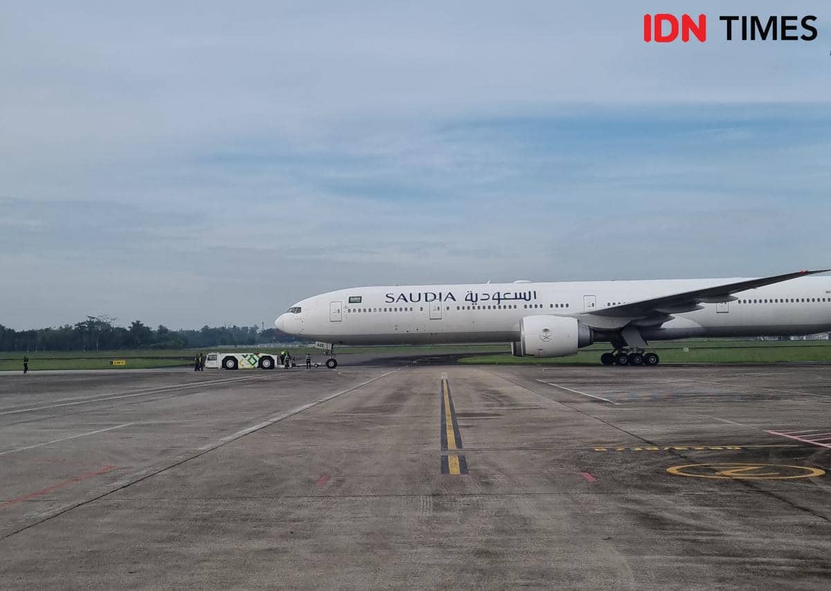 Pesawat Saudia Airlines berada di landasan Bandara Sultan Mahmud Badaruddin II Palembang siap membawa jemaah haji kloter pertama.